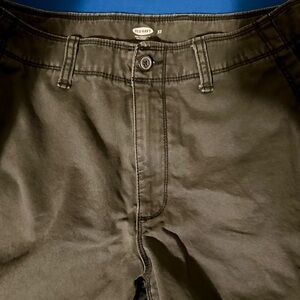 Shorts Men’s 33” Waist, by Old Navy color is a dark Navy Blue looks Grey.
